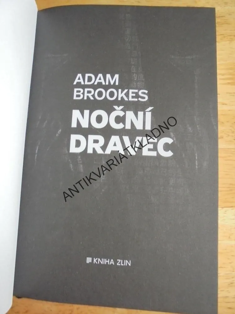 NOČNÍ DRAVEC, ADAM BROOKES, **an