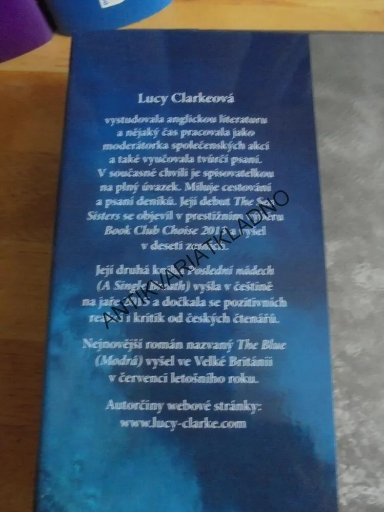 MODRÁ, LUCY CLARKOVÁ, PLAVBA SE PROMĚNÍ V ZLÝ SEN, **an