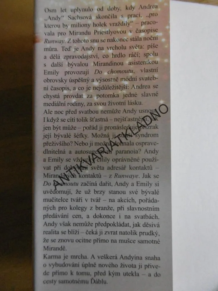 POMSTA NOSÍ PRADU, LAUREN WEISBERGEROVÁ, **an
