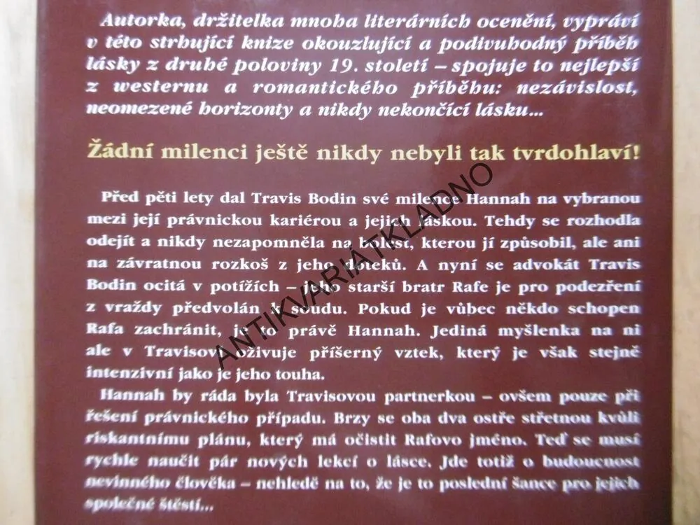TVRDOHLAVÍ, MILLIE CRISWELLOVÁ, **an