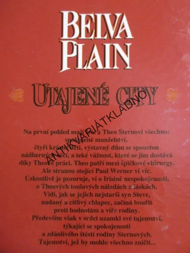 UTAJENÉ CITY, BELVA PLAINOVÁ, **an