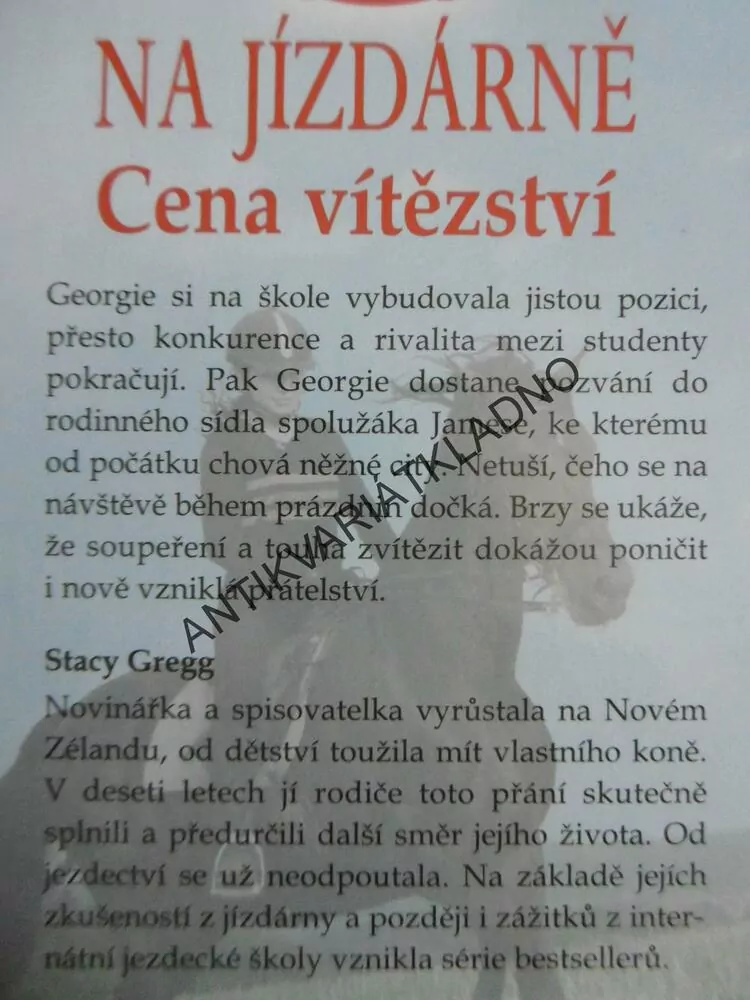 CENA VÍTĚZSTVÍ, NA JÍZDÁRNĚ, STACY GREGG, **an