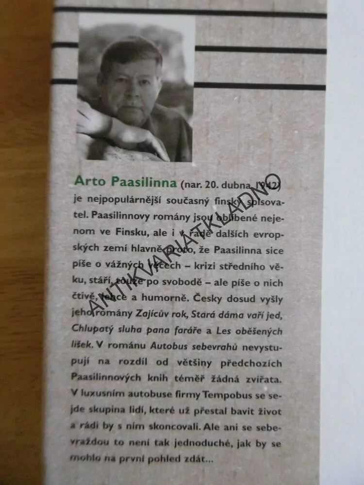 AUTOBUS SEBEVRAHŮ, ARTO PAASILINNA, **an