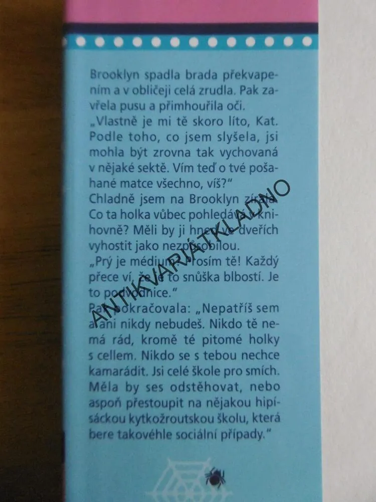 VE ŠKOLE STRAŠÍ, VIDÍM DUCHY! ELIZABETH CODY KIMMELOVÁ, **an
