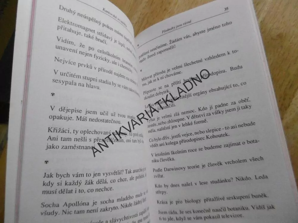 KANTORSKÁ ZRCADÉLKA ANEB HLASTE SE HLASITĚJI, 