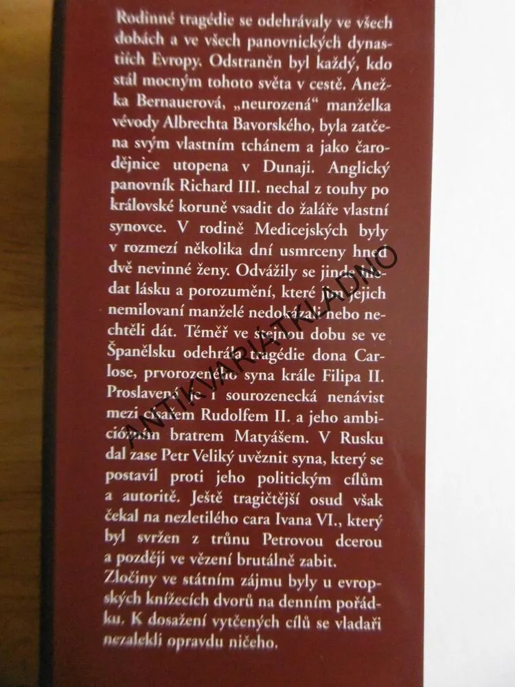 ZLOČINY VE STÁTNÍM ZÁJMU, HELGA THOMA, **an