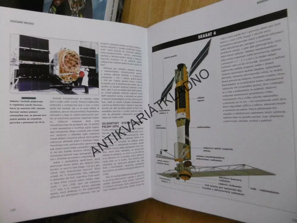 HISTORIE KOSMICKÝCH LODÍ, TIM FURNISS, **an