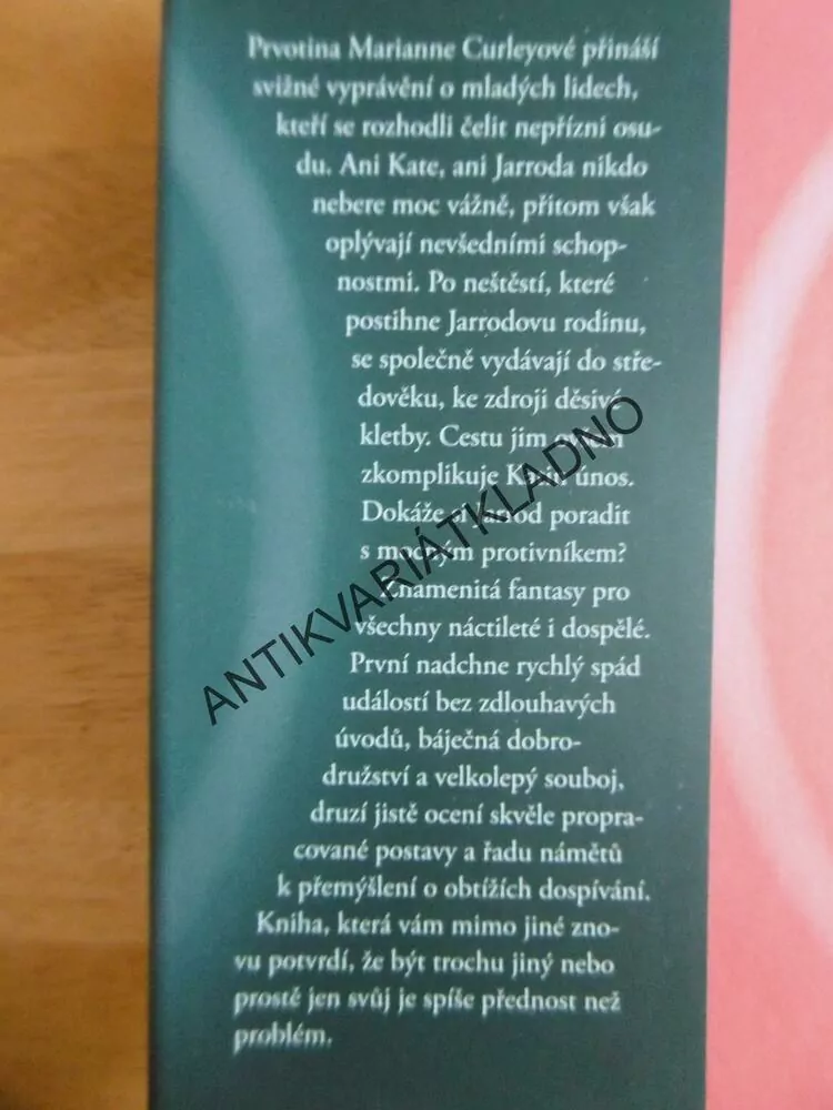 DÁVNÁ KLETBA, MARIANNE CURLEYOVÁ, **an