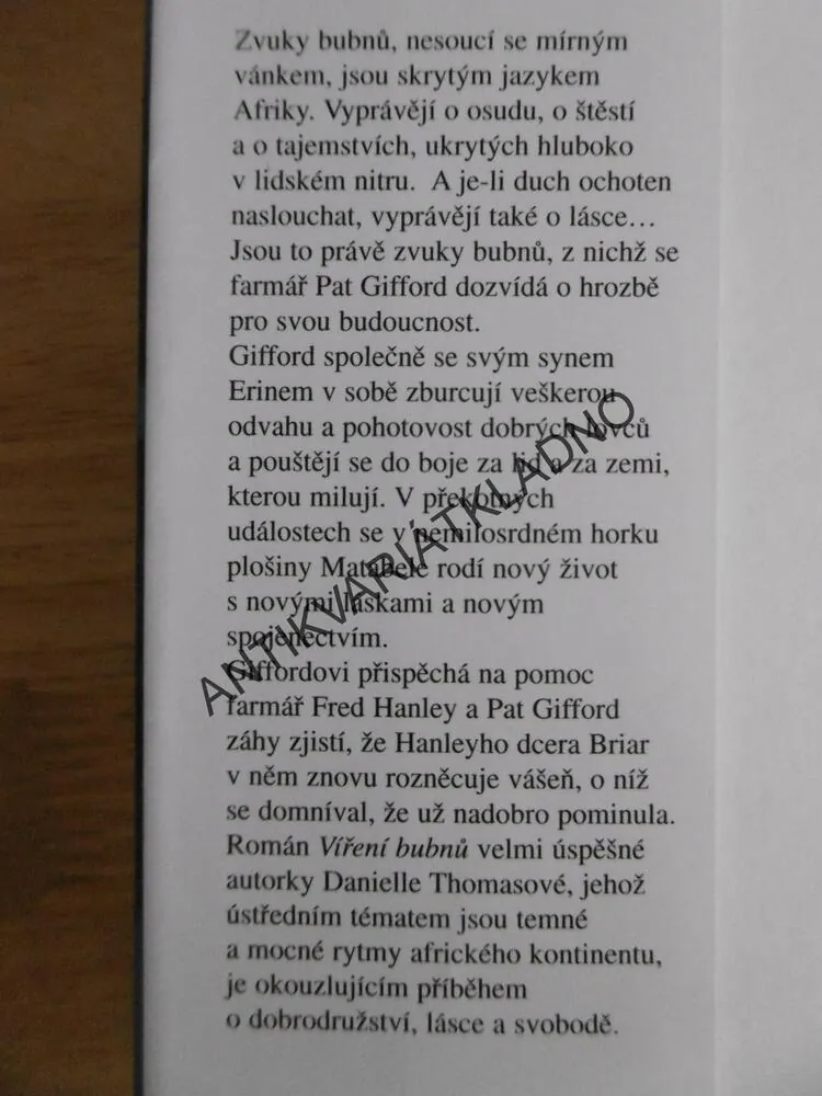 VÍŘENÍ BUBNŮ, DANIELLE THOMASOVÁ, **an