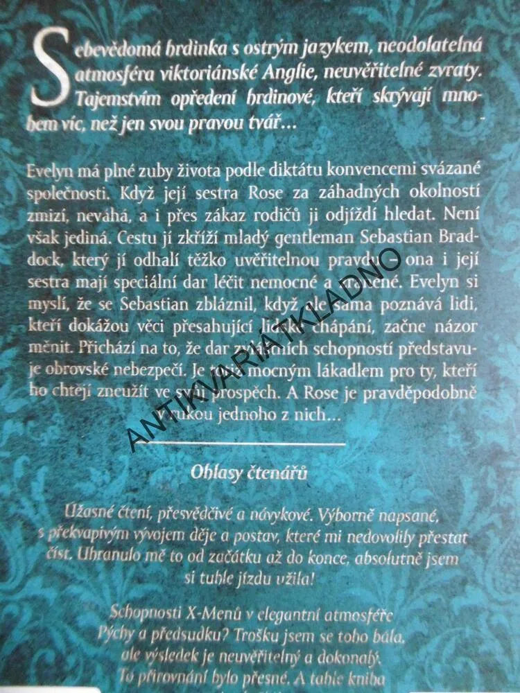 POD MASKOU LŽI, TARUN SHANKER, KELLY ZEKASOVÁ, **an