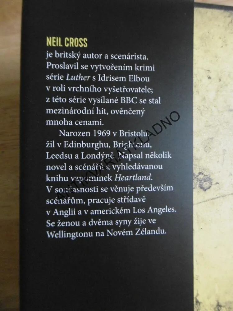 POHŘEB, NEIL CROSS, **an