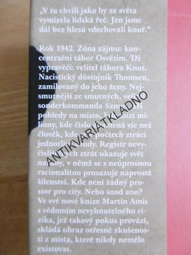 ZÓNA ZÁJMU, MARTIN AMIS, **an