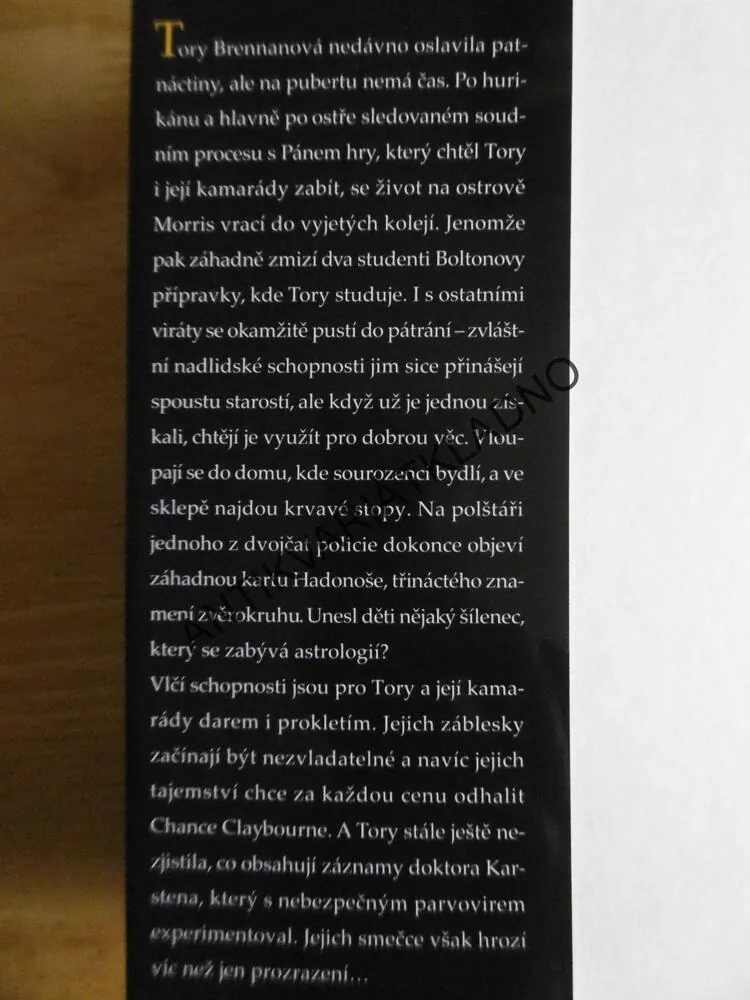 ÚNOS, KATHY REICHS, **an