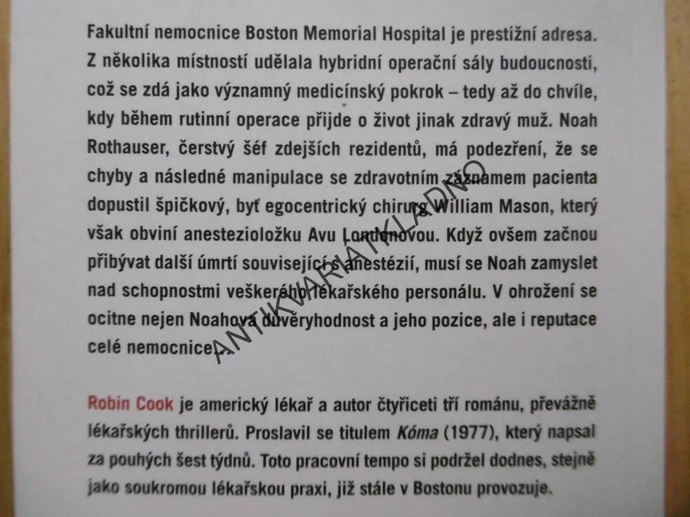 ŠARLATÁNI, ROBIN COOK, **an
