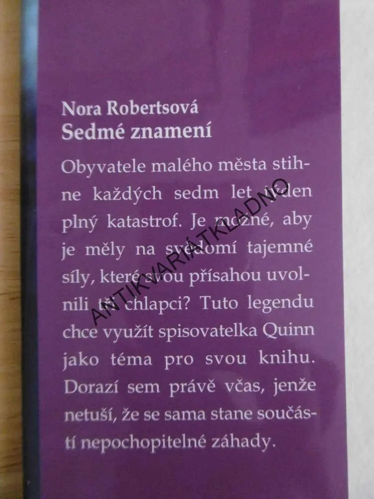 SEDMÉ ZNAMENÍ, NORA ROBERTSOVÁ, **an