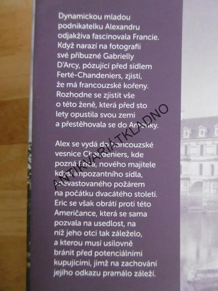 ZÁMEK U ŘEKY, CHLOÉ DUVAL,  **an