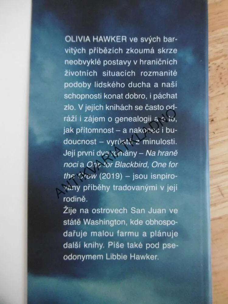 NA HRANĚ NOCI, OLIVIA HAWKER, **an