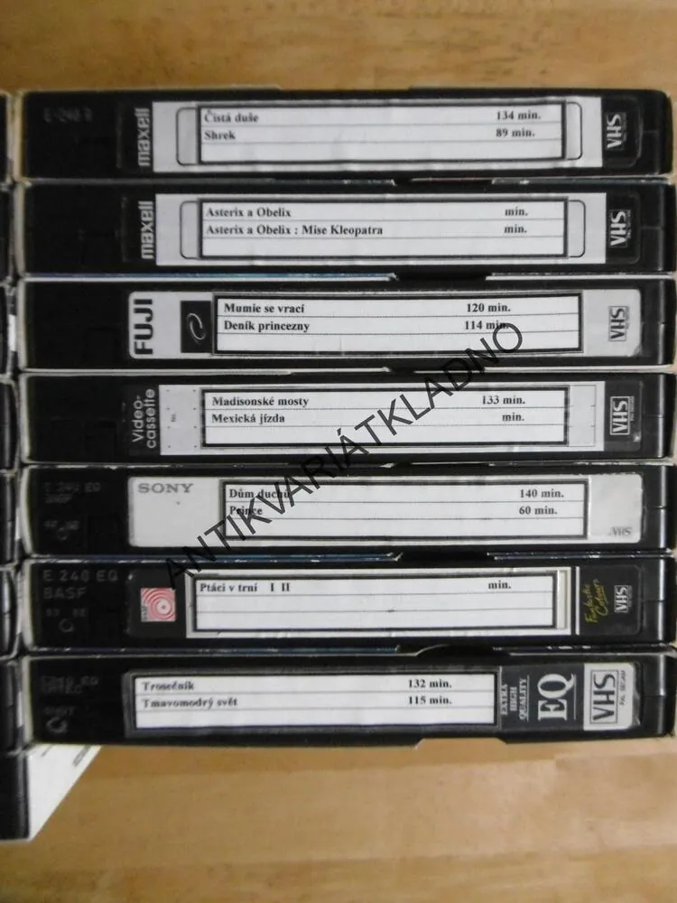 SMĚS NEORIGINÁLNÍCH NAHRÁVANÝCH VIEOKAZET- SEZNAM VIZ FOTO, 90. LÉTA, 15 X VHS