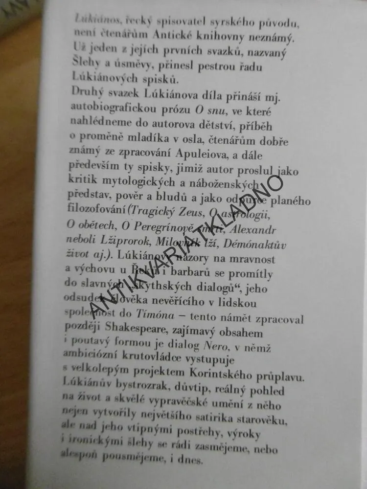 LUKIANOS, O BOZÍCH A LIDECH, **an