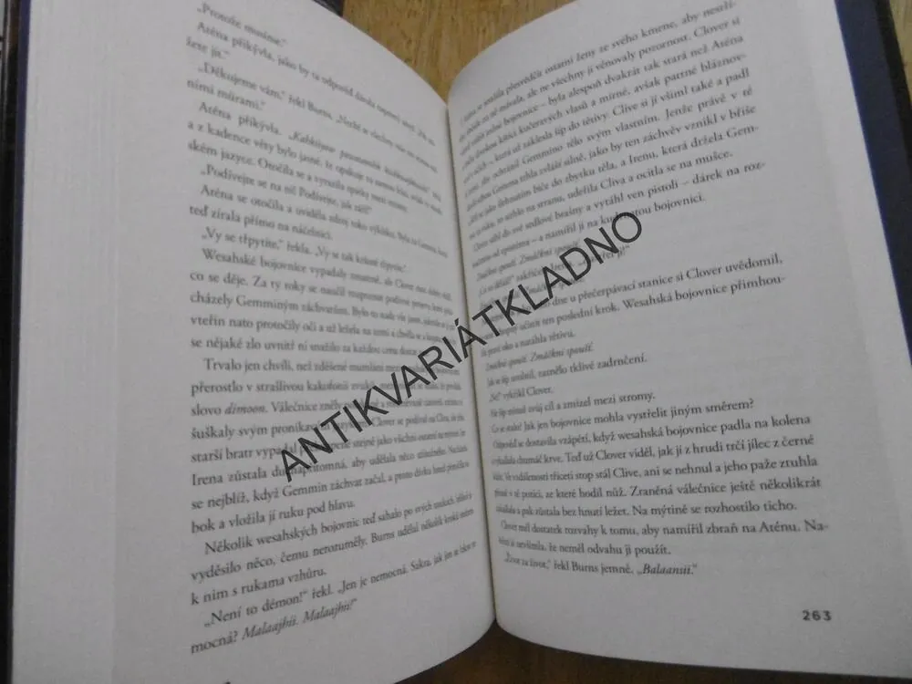 ZVLÁŠTNÍ OHEŇ, TOMMY WALLACH, **an