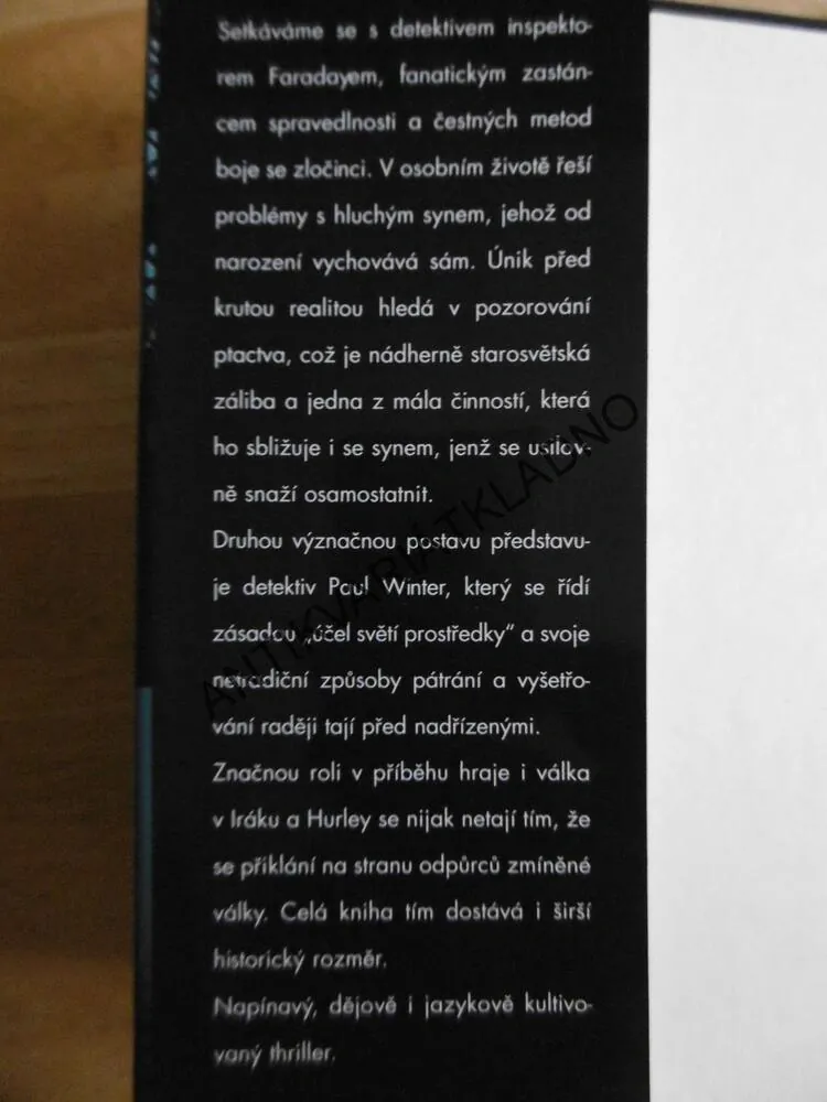 SMUTEK NOSÍ ČERNOU, GRAHAM HURLEY, **an