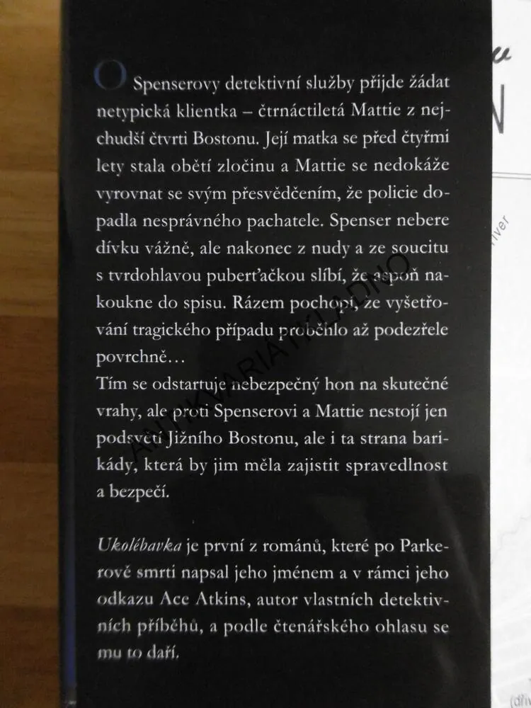 UKOLÉBAVKA, ROBERT B. PARKER, **an