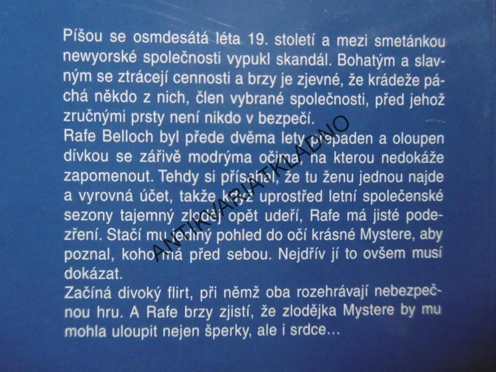 MASKOVANÁ KRÁSKA, MEAGAN MCKINNEYOVÁ, **an