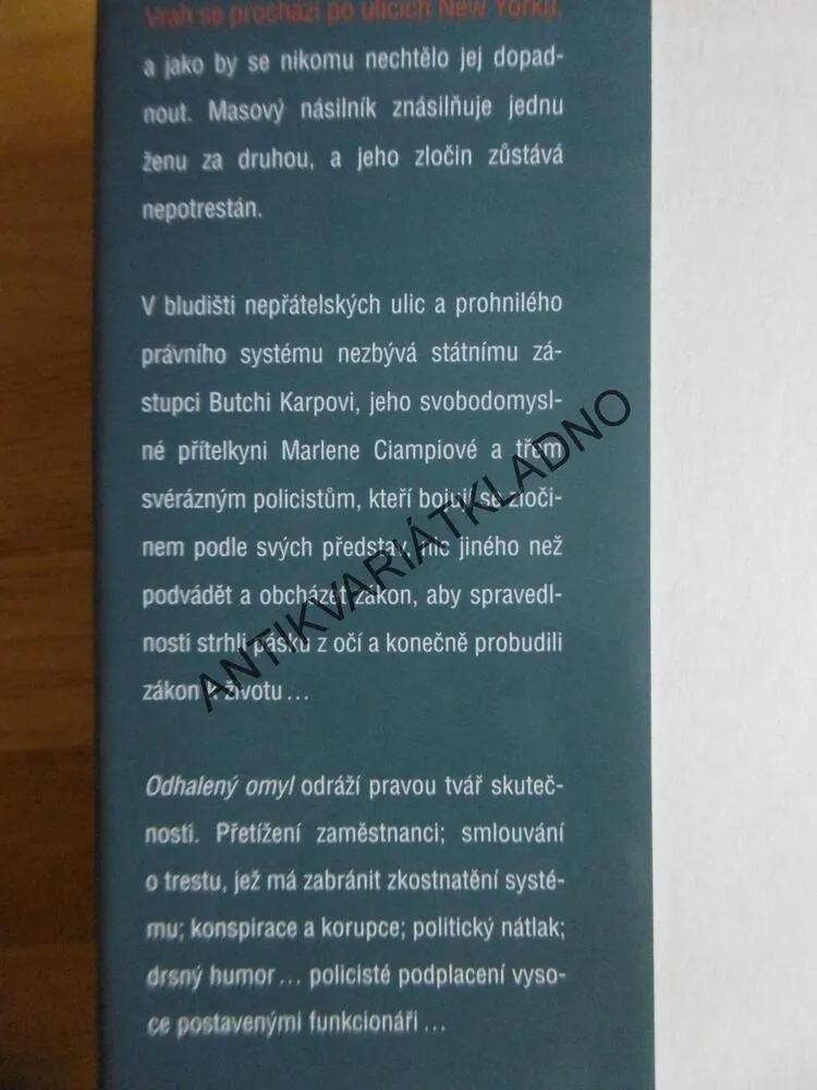 ODHALENÝ OMYL, ROBERT K. TANENBAUM, **an