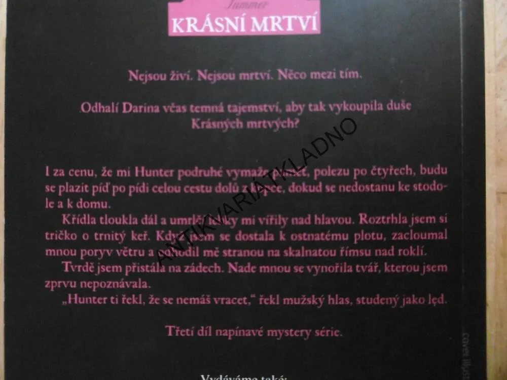 KRÁSNÍ MRTVÍ, EDEN MAGUIRE, **an