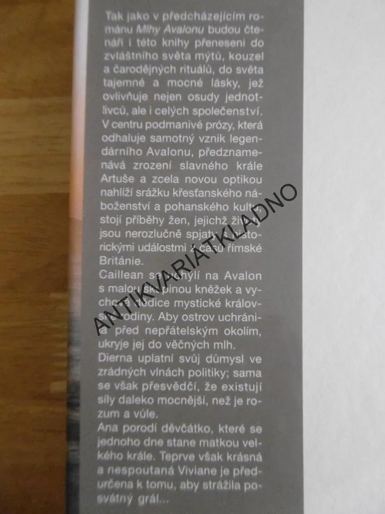 PANÍ Z AVALONU, MARION ZIMMER BRADLEY, **an