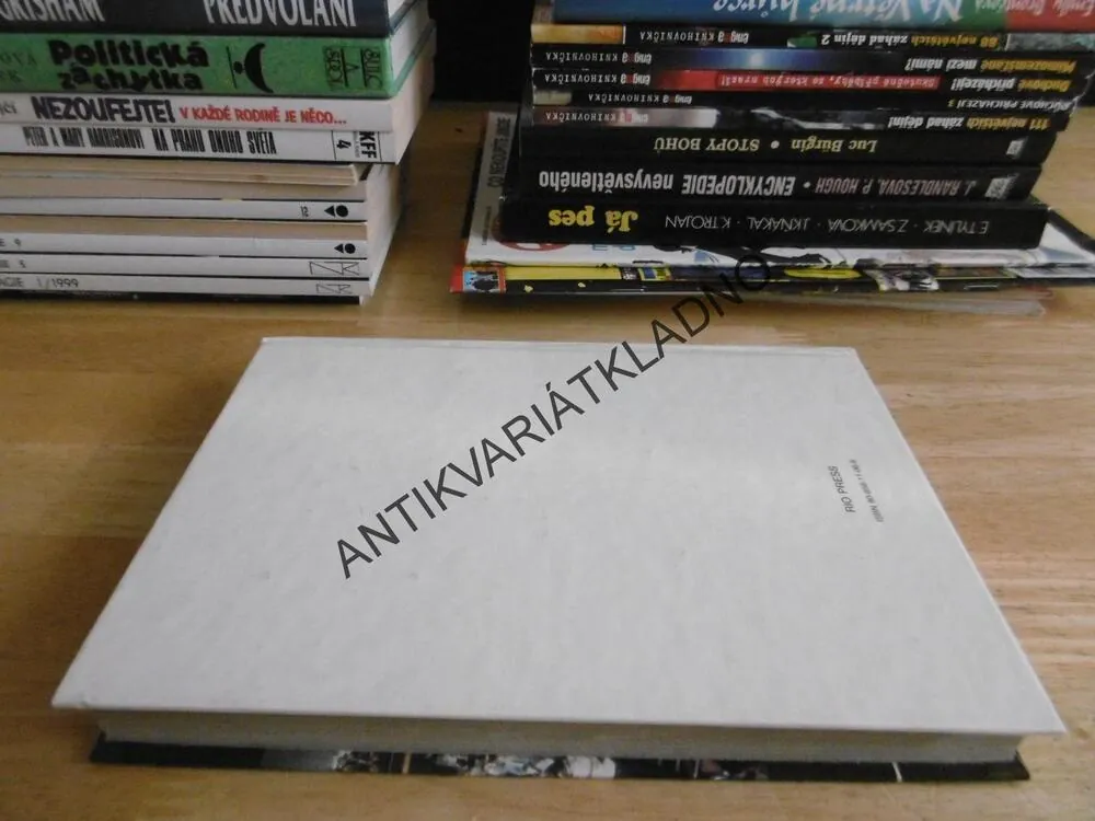 V NEJVYŠŠÍCH SFÉRÁCH, ARTHUR HAILEY, **an
