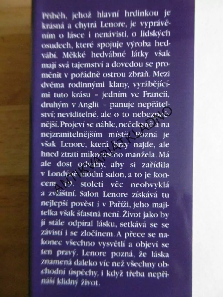HEDVÁBNÁ POMSTA, VICTORIA HOLTOVÁ, **an