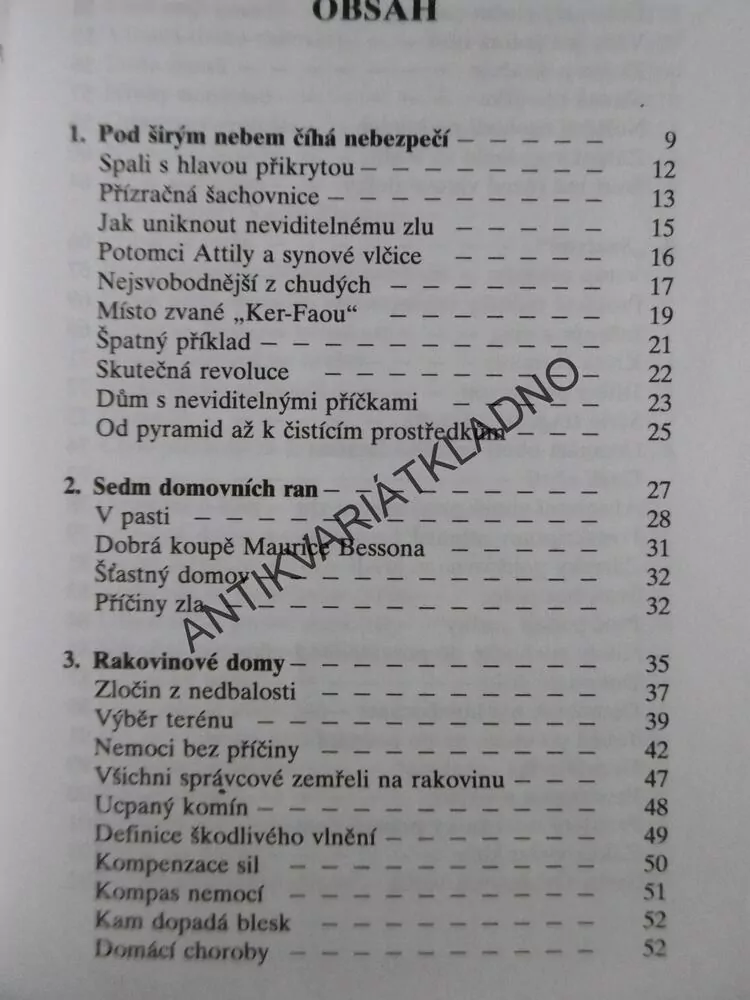 DOMY, KTERÉ ZABÍJEJÍ, ROGER DE LAFFOREST, **an