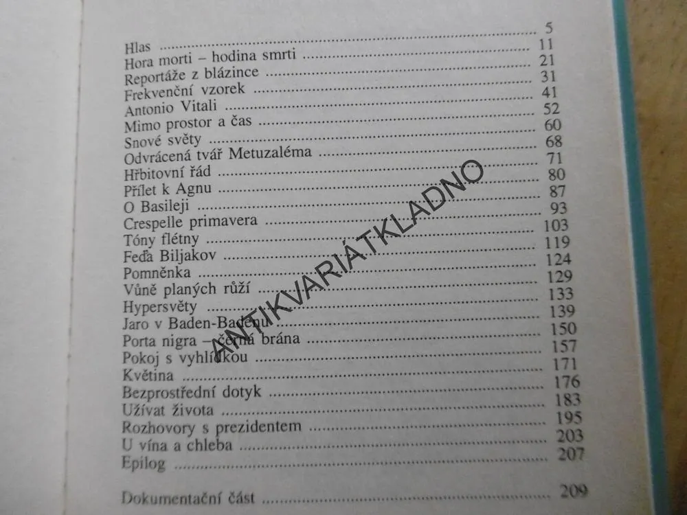 NIKDO NEUMÍRÁ NAVŽDY, RAINER HOLBE **an