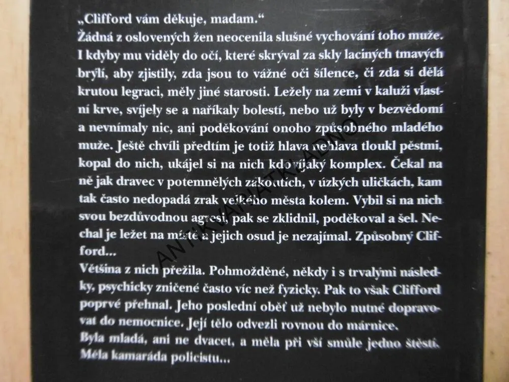 ÚTOČNÍK, ED MCBAIN, **an