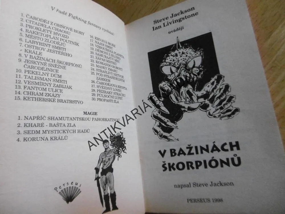 V BAŽINÁCH ŠKORPIÓNŮ, STEVE JACKSON, IAN LIVINGSTONE, **an