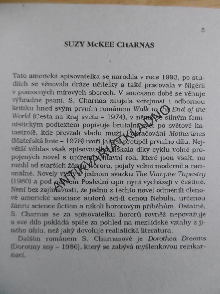 POSLEDNÍ UPÍR, SUZY MCKEE CHARNASOVÁ, **an