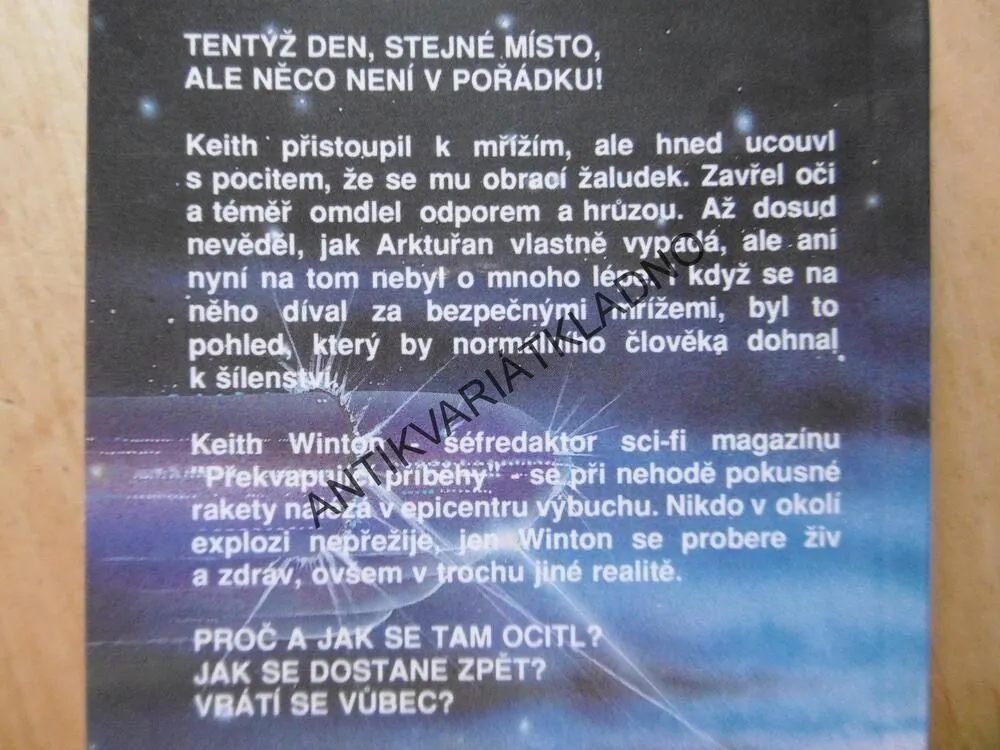TEN BLÁZNIVÝ VESMÍR!, FREDRIC BROWN, **an