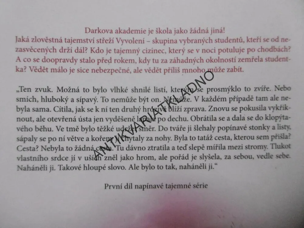 TEMNÁ AKADEMIE, VYVOLENÍ, GABRIELLA POOLE, **an