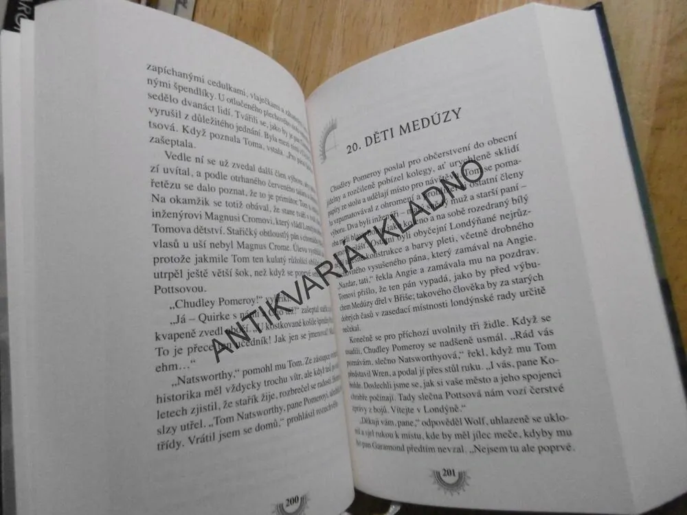 POTEMNĚLÁ PLÁŇ, PHILIP REEVE, **an