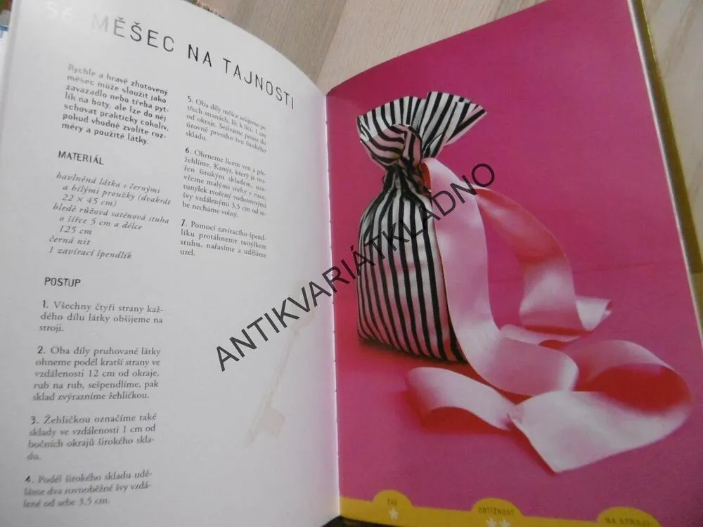 TEXTILNÍ DOPLŇKY, CAROLINE GILBERT, **an