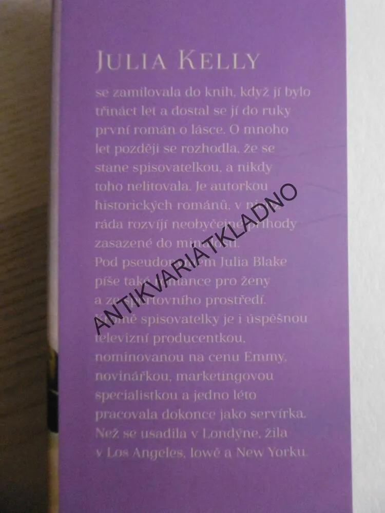 SVĚTLO NAD LONDÝNEM, JULIA KELLY, **an