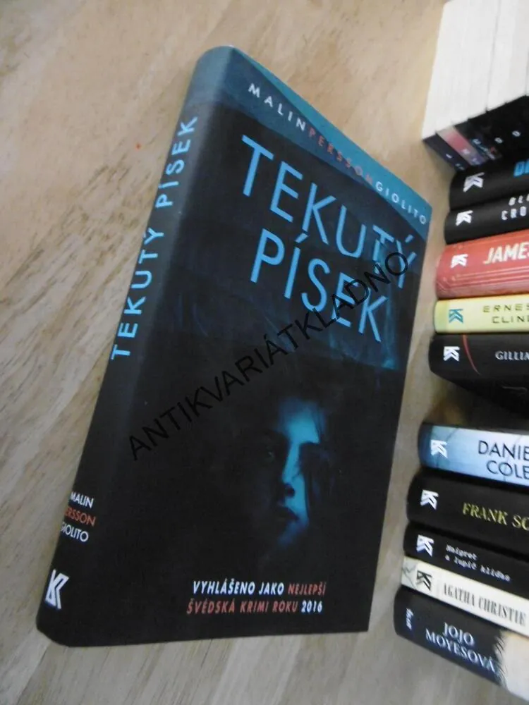 TEKUTÝ PÍSEK, MALIN PERSSON GIOLITO, **an