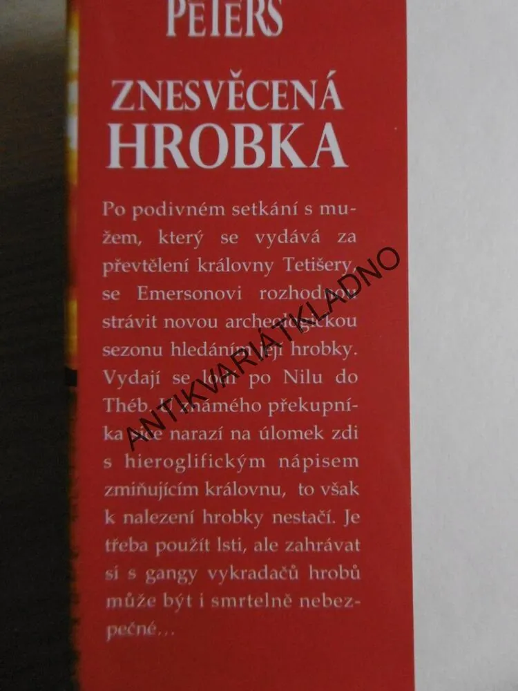 ZNESVĚCENÁ HROBKA, ELIZABETH PETERS, **an