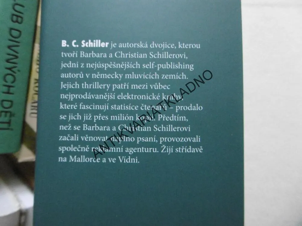 OKAMŽIK PŘED SMRTÍ, B.C. SCHILLER, **an