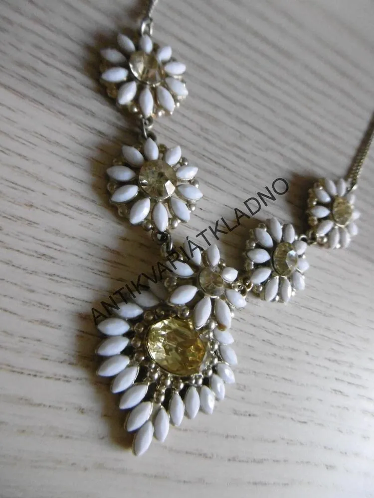 ŠPERK, NÁHRDELNÍK, KOMPLETNÍ, SKLOENÉ KAMENY UMĚLÉ, BÍLÉ KYTIČKY, 