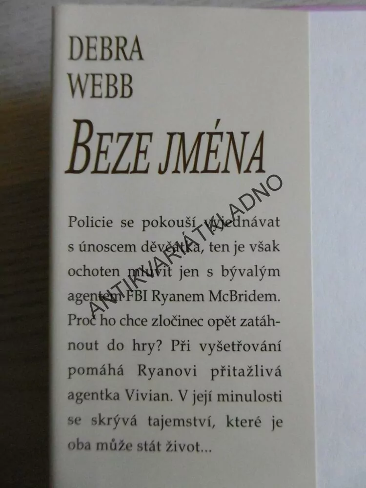 BEZE JMÉNA, DEBRA WEBB, **an