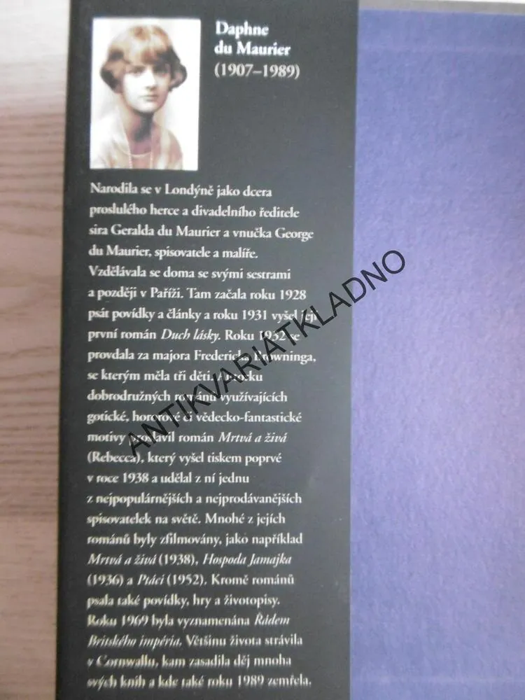 MRTVÁ A ŽIVÁ, DAPHNE DU MAURIER, **an