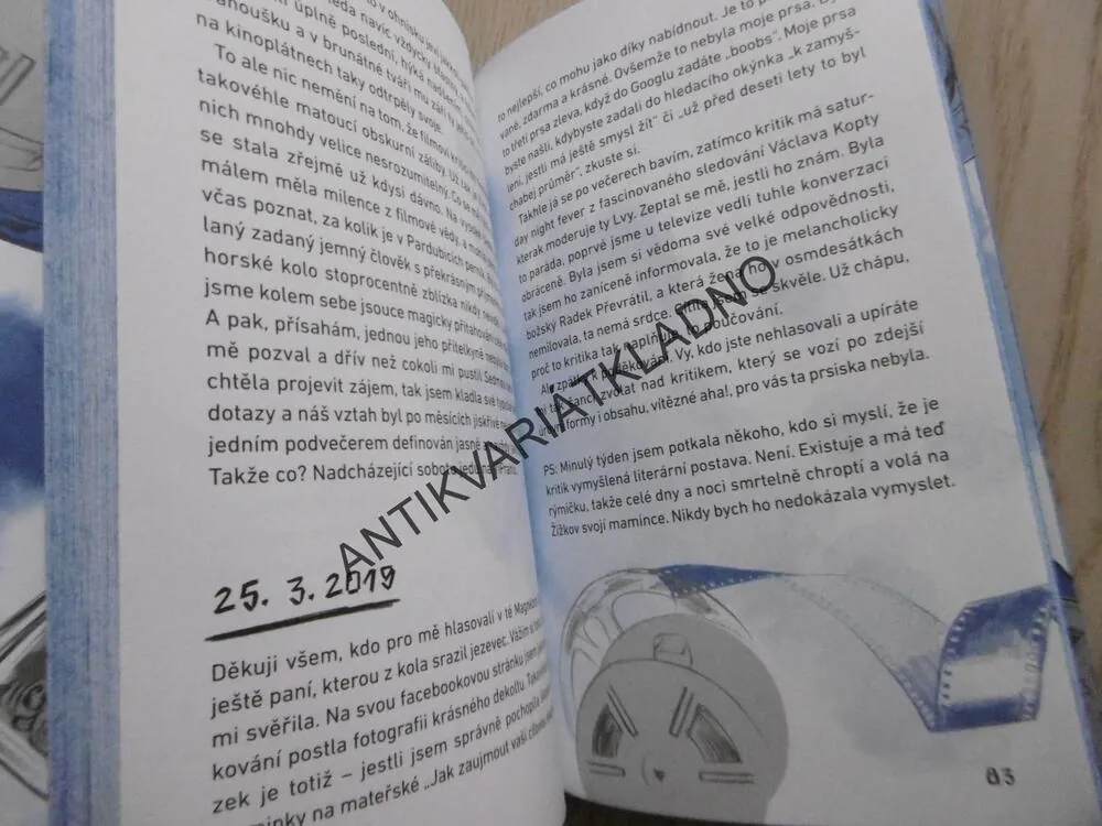 ŽENA FILMOVÉHO KRITIKA, **an