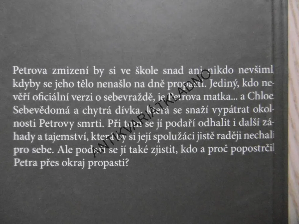 PŘES OKRAJ PROPASTI, NORAH MCCLINTOCKOVÁ, **an
